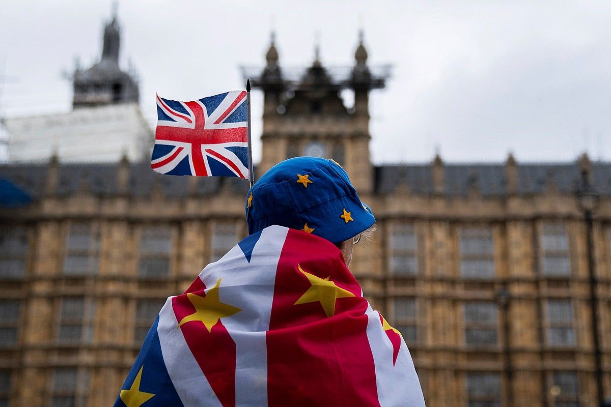 Brexit-aren aurkako protesta egin zuten atzo Erresuma Batuko parlamentuaren kanpoan, Londresen. WILL OLIVER / EFE. Brexit-aren aurkako protesta egin zuten atzo Erresuma Batuko parlamentuaren kanpoan, Londresen. WILL OLIVER / EFE.