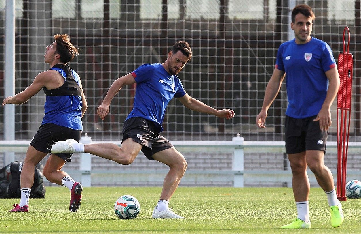 Ibai Gomez, Aritz Aduriz eta Beñat Etxebarria, Lezaman entrenatzen. MIGUEL TOÑA / EFE.