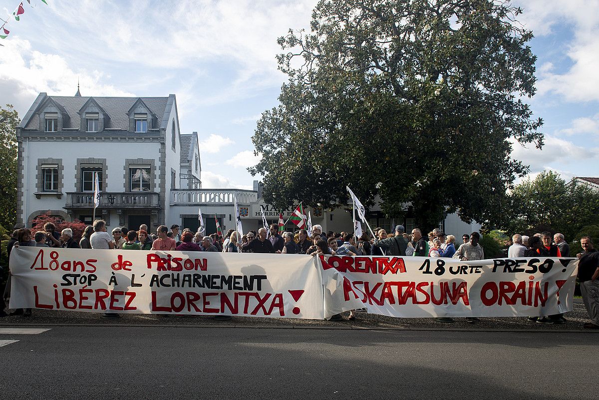 Lorentxa Beirie euskal presoaren askapena eskatzeko protesta bat, Kanbon, ekainaren 21ean. GUILLAUME FAUVEAU.