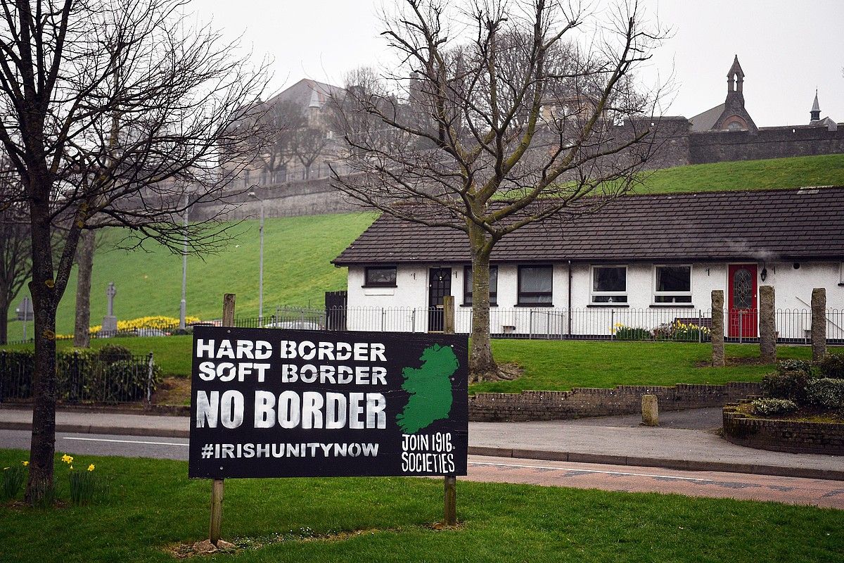 Muga gogorra, muga biguna, mugarik ez. Irlandaren batasuna orain protesta mezua, Irlandako mugan. NEIL HALL / EFE. Muga gogorra, muga biguna, mugarik ez. Irlandaren batasuna orain protesta mezua, Irlandako mugan. NEIL HALL / EFE.