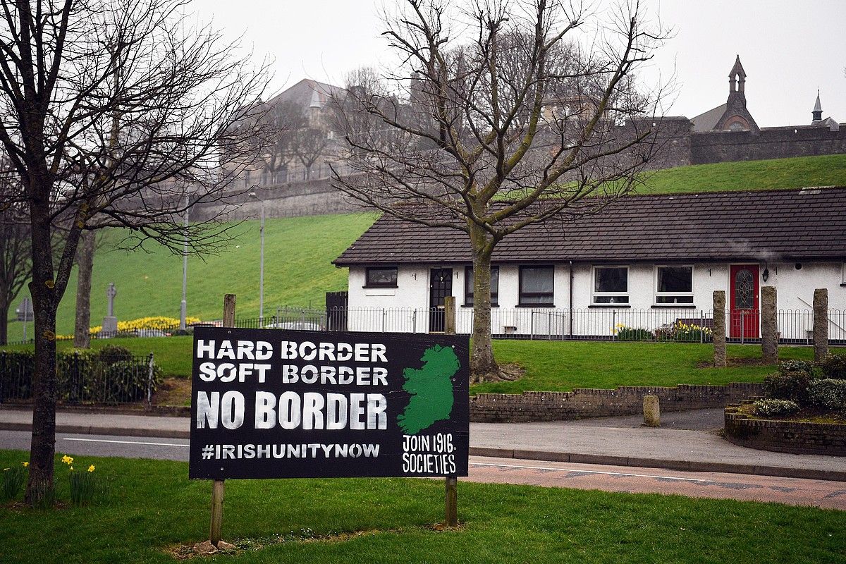 Muga gogorra, muga biguna, mugarik ez. Irlandaren batasuna orain protesta mezua, Irlandako mugan. NEIL HALL / EFE.