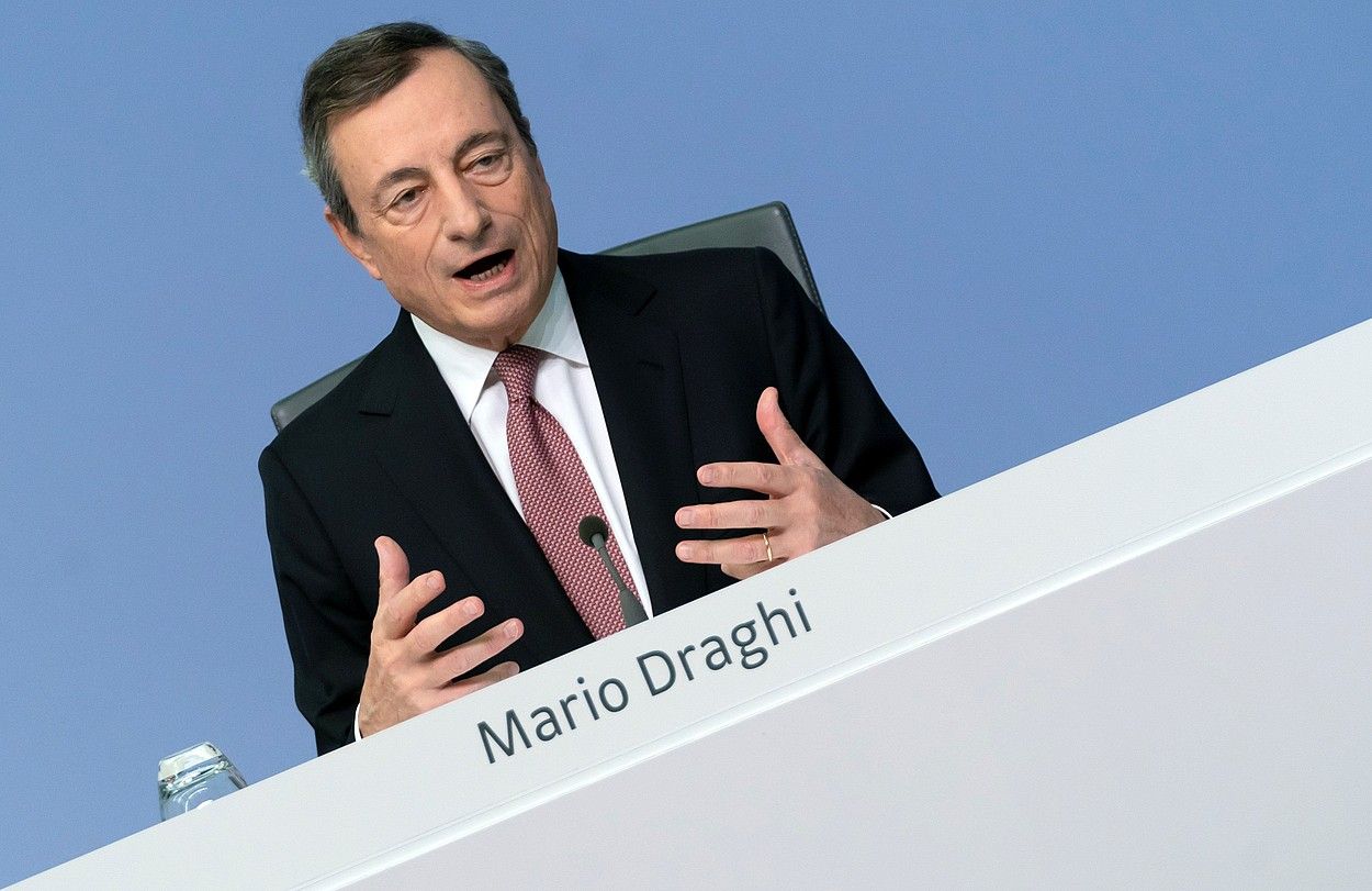 Mario Draghi Europako Banku Zentraleko presidentea, atzo, Frankfurten. RONALD WITTEK / EFE.