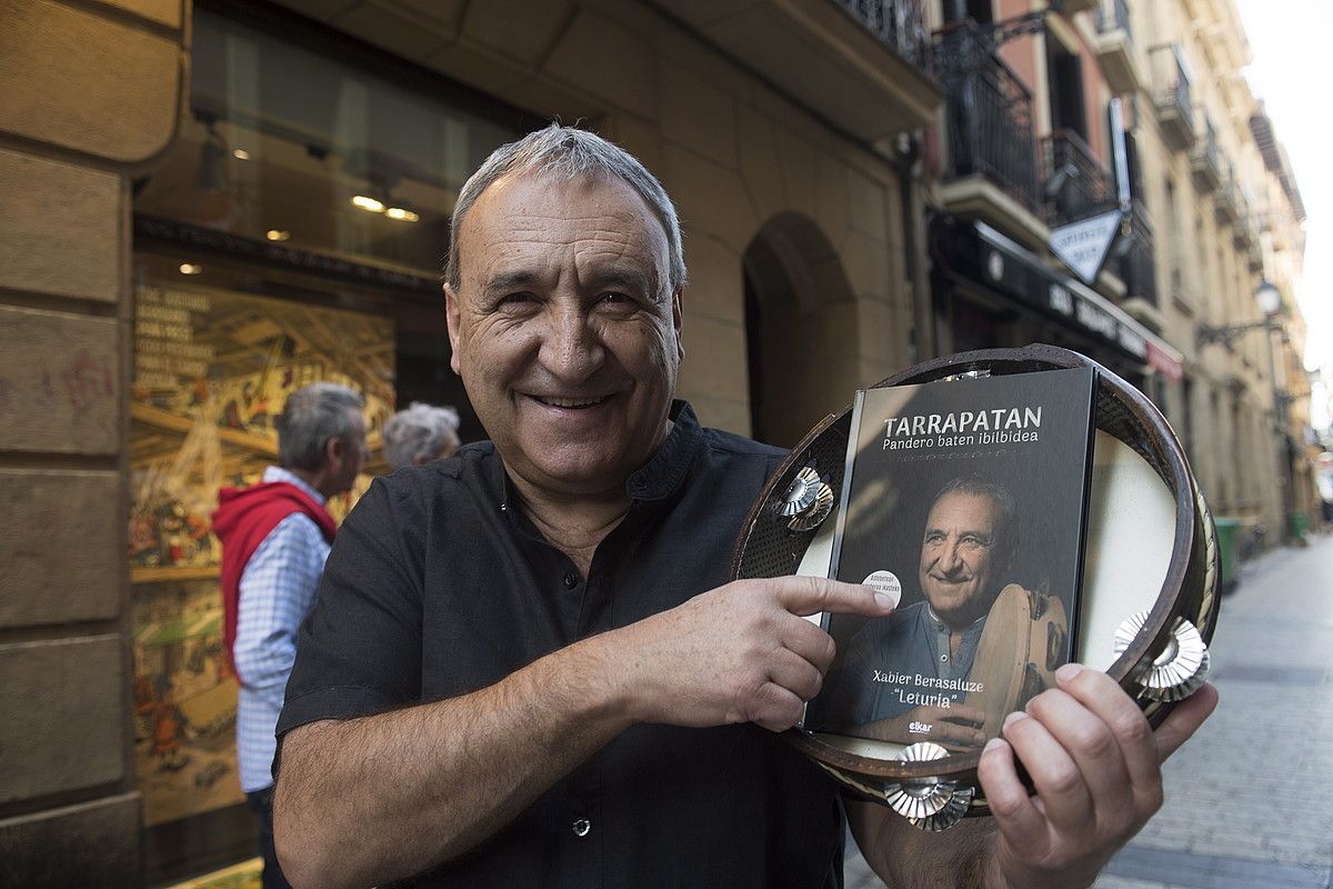 Leturia pandero jotzailea, atzo, liburuaren aurkezpenean, Donostian. JUAN CARLOS RUIZ / FOKU.