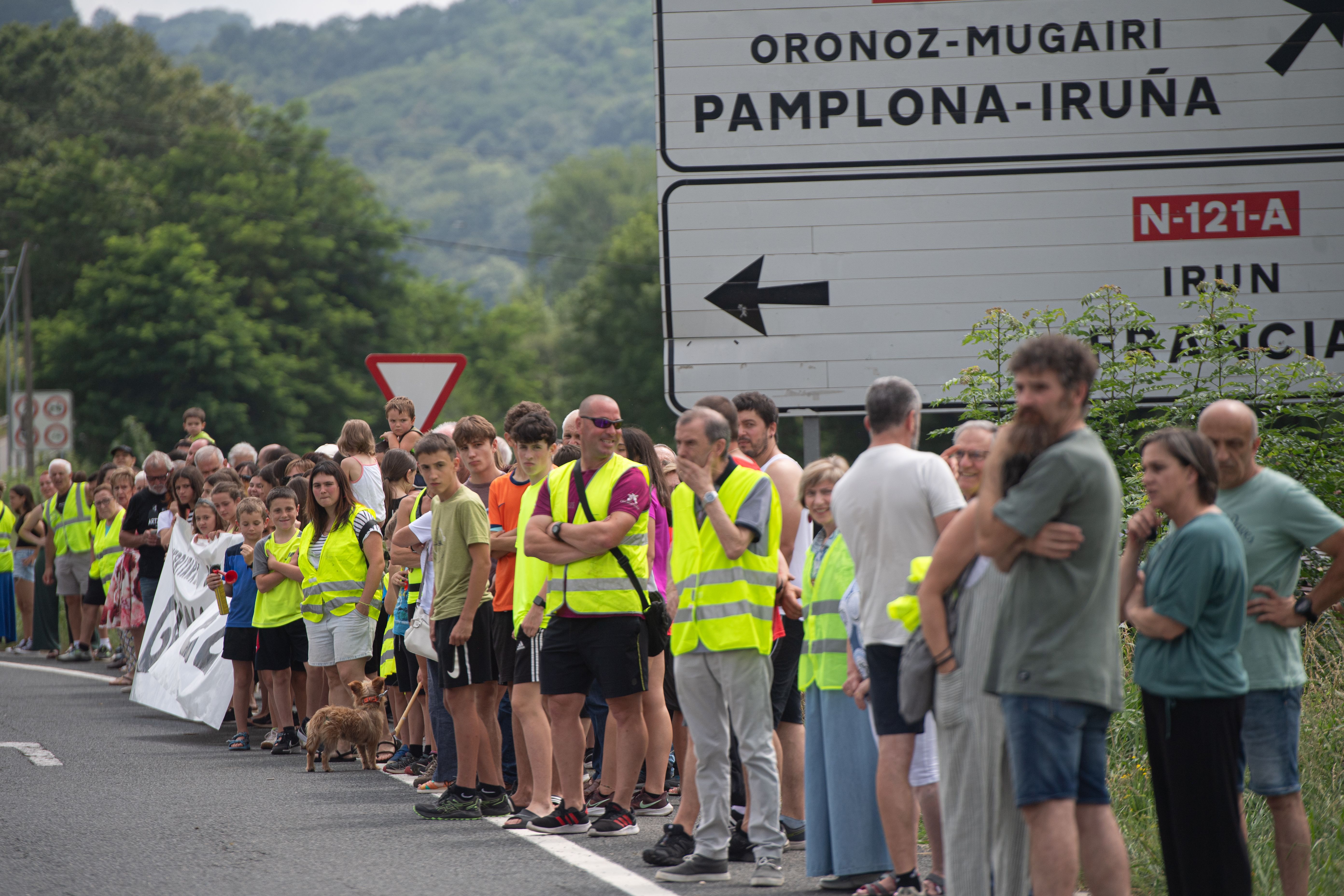 Bertizaranako herritarrek kamioientzako gasolindegiaren kontra egindako elkarretaratze bat, uztailean. JAGOBA MANTEROLA / FOKU