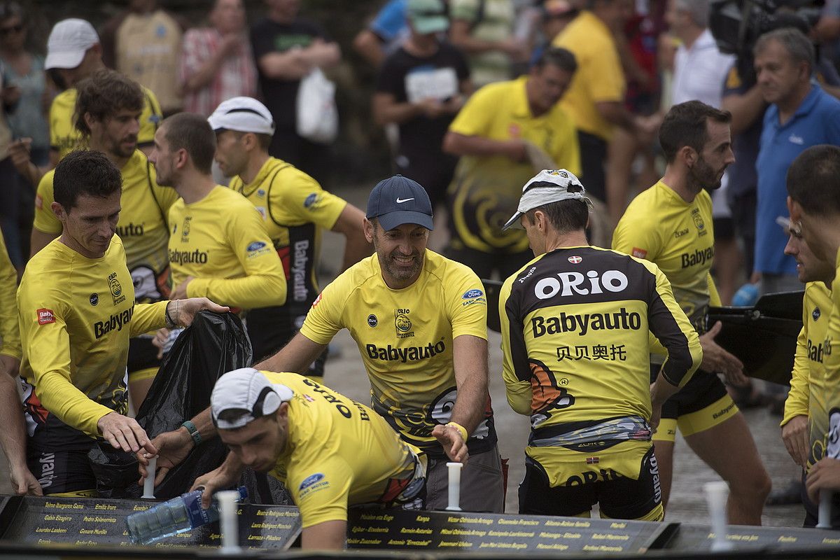 Orioko Salvagno eta Etxaniz arraunlariak, eta Jon Salsamendi entrenatzailea, aurreko astean, Donostian. J. C. RUIZ / FOKU.