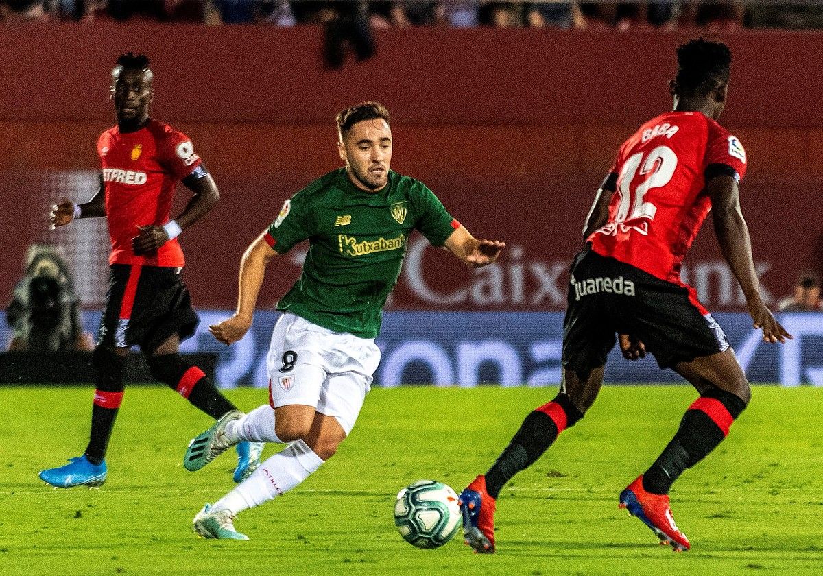 Unai Lopez Athleticekoa baloiarekin aurrera egiten, Baba Mallorcakoaren begiradapean. SCATI CLADERA / EFE. Unai Lopez Athleticekoa baloiarekin aurrera egiten, Baba Mallorcakoaren begiradapean. SCATI CLADERA / EFE.