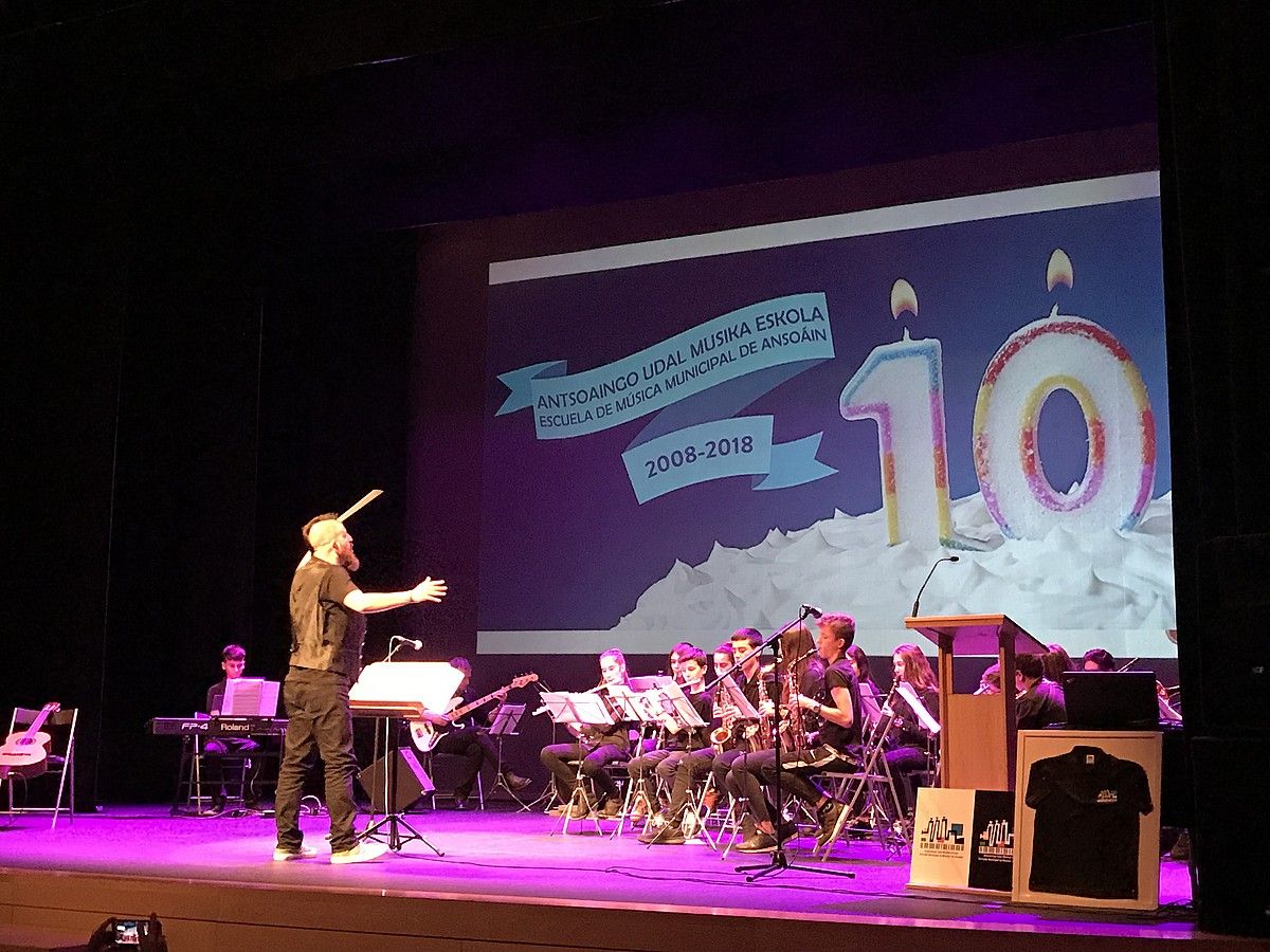 Antsoaingo musika eskolako big band-a, hamargarren urteurreneko kontzertuan jotzen. ANTSOAINGO MUSIKA ESKOLA.