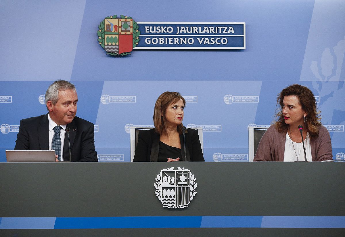 Iñigo Uzin Mondragon taldeko presidentea, Maria Jesus San Jose Lan sailburua eta Rosa Lavin Erkideko presidentea. JAVIER ETXEZARRETA / EFE.