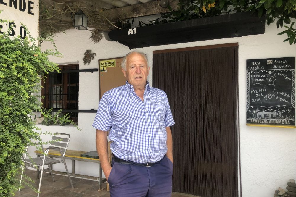 Juan Luis Aramendia, artzaina, Lizarragoko tuneleko bordan. Juan Luis Aramendia, artzaina, Lizarragoko tuneleko bordan.