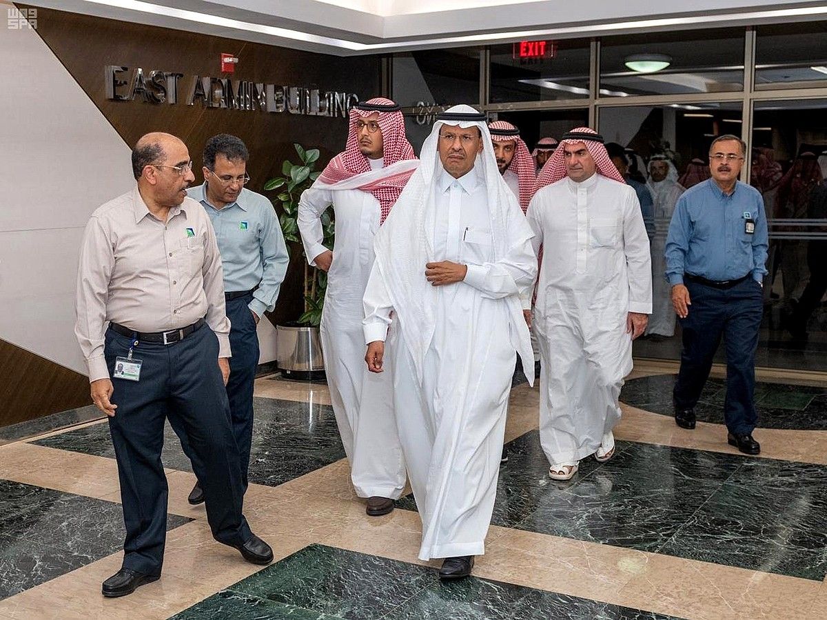Abdulaziz bin Salman Saudi Arabiako Energia ministroa Abqaiqeko findegia bisitatzera joan zen igandean, erasoaren biharamunean. SPA / EFE.