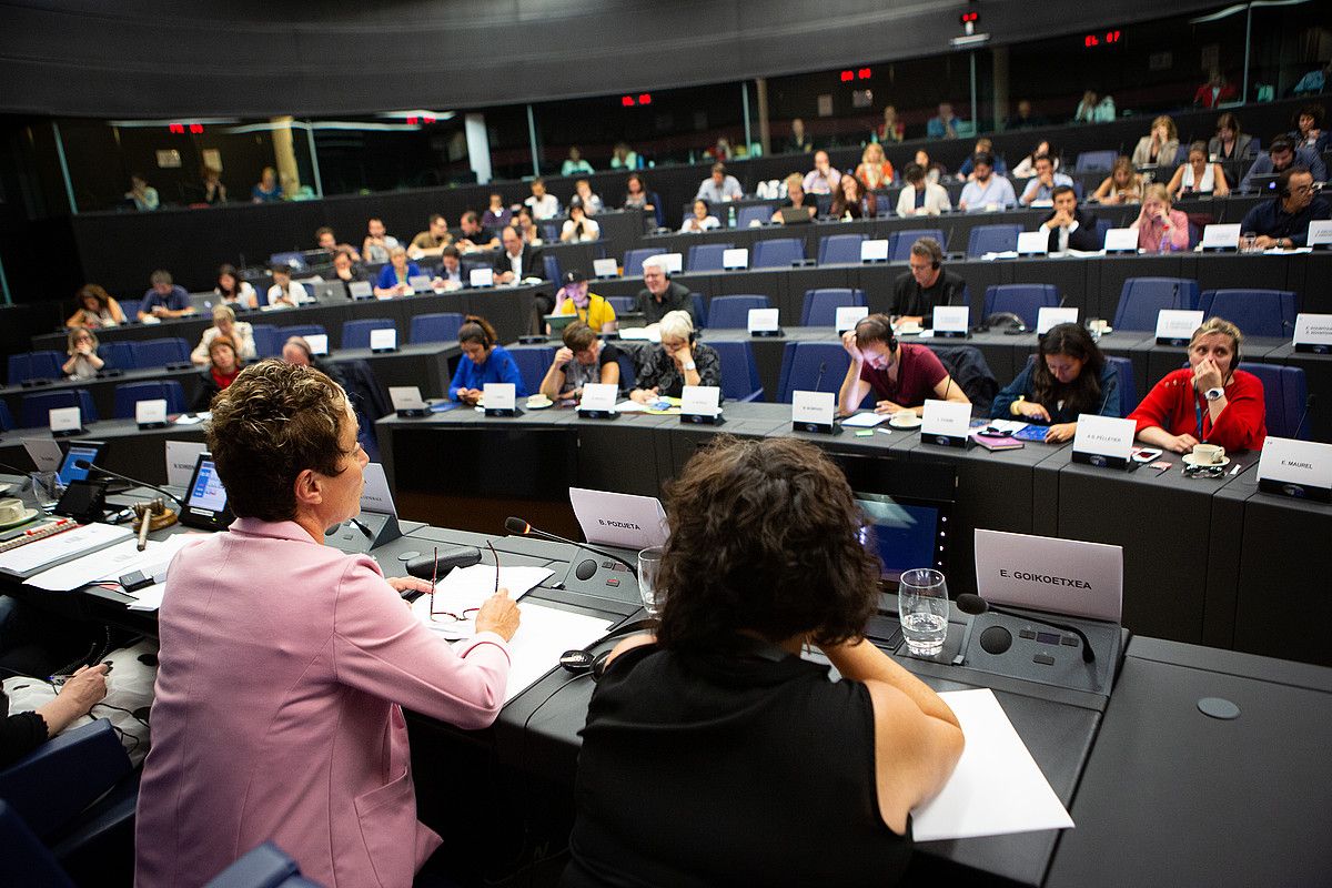 Edurne Goikoetxea eta Bel Pozueta, europarlamentarien aurrean azalpenak ematen, atzo, Estrasburgon. BERRIA. Edurne Goikoetxea eta Bel Pozueta, europarlamentarien aurrean azalpenak ematen, atzo, Estrasburgon. BERRIA.