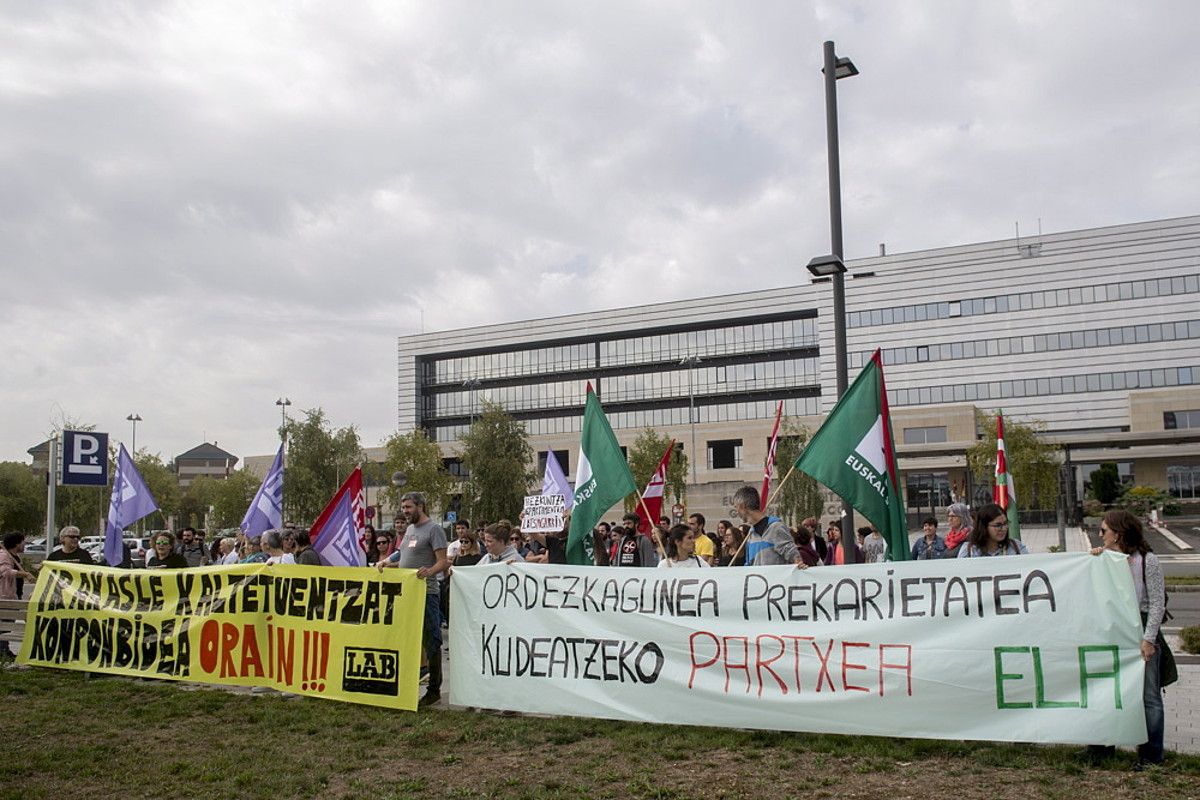 ELA eta LAB sindikatuek Hezkuntza Sailaren aurrean atzo goizean eginiko protesta. JUANAN RUIZ / FOKU.