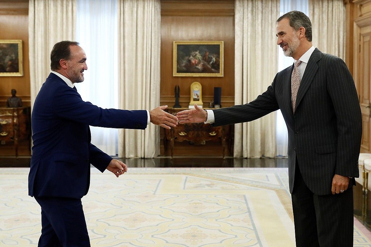 Javier Esparza UPNko presidentea atzo batzartu zen Felipe VI.arekin, Espainiako estatuburua inbestidurari begira egiten ari den bilera sortaren barruan. S. M. / EFE.