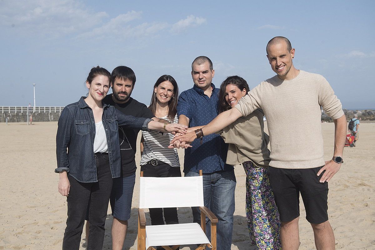 Nerea Lizarralde eta Inaxio Esnaola (Irutxuloko Hitza), Anabel Arraiza (Hamaika), Urtzi Urkizu (BERRIA), Ines Arrue (Zinea.eus) eta Gaizka Izagirre (Gaztezulo), atzo, Zurriolako butaka-ren aurkezpenean. GORKA RUBIO / FOKU.