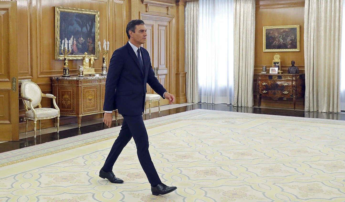 Pedro Sanchez jarduneko presidentea Felipe VI.a erregearekin elkartzean, Madrilgo Zarzuela jauregian, atzo. BALLESTEROS / EFE. Pedro Sanchez jarduneko presidentea Felipe VI.a erregearekin elkartzean, Madrilgo Zarzuela jauregian, atzo. BALLESTEROS / EFE.