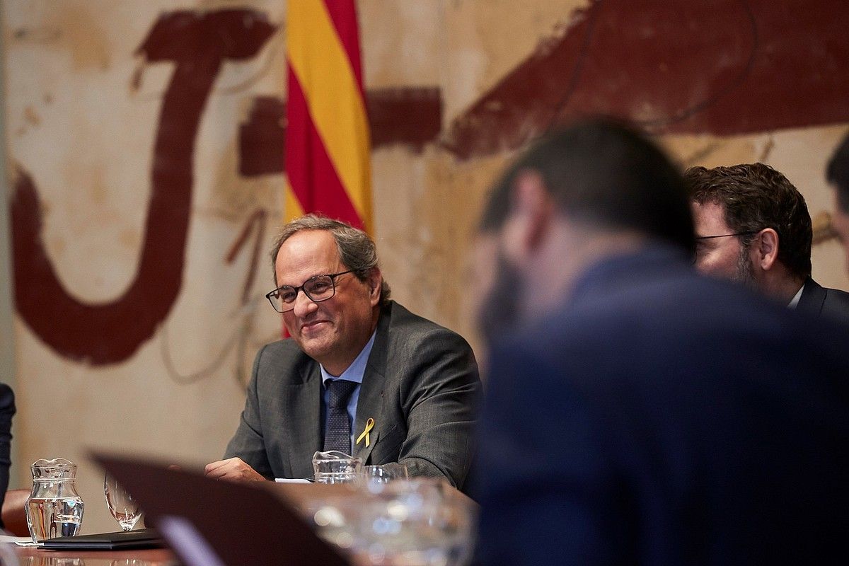 Quim Torra Kataluniako presidentea, atzo, Generalitateko gobernuaren bileran, Bartzelonan. ALEJANDRO GARCIA / EFE. Quim Torra Kataluniako presidentea, atzo, Generalitateko gobernuaren bileran, Bartzelonan. ALEJANDRO GARCIA / EFE.