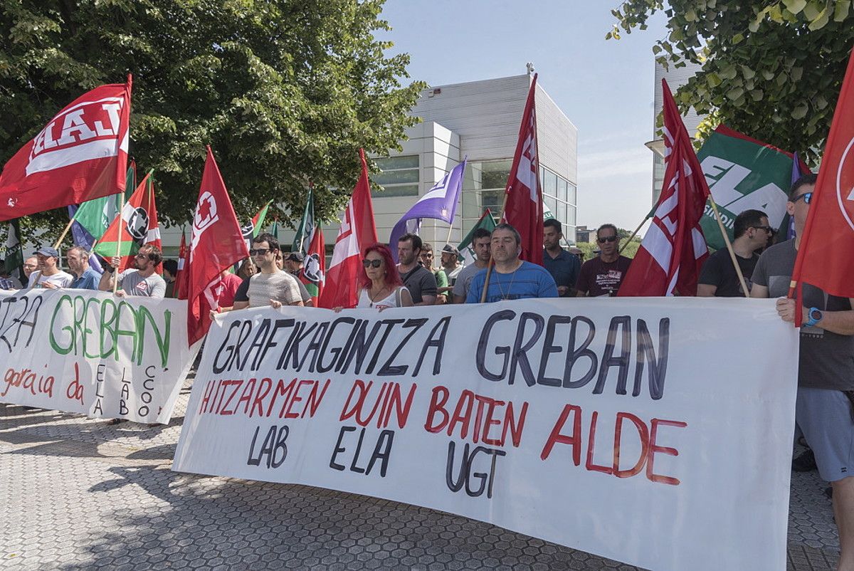 Ekainean eta uztailean lau greba egun egin zituzten Gipuzkoako arte grafikoen sektorean. Irudian, protesta bat Adegiren egoitzaren aurrean. A.CANELLADA / FOKU. Ekainean eta uztailean lau greba egun egin zituzten Gipuzkoako arte grafikoen sektorean. Irudian, protesta bat Adegiren egoitzaren aurrean. A.CANELLADA / FOKU.