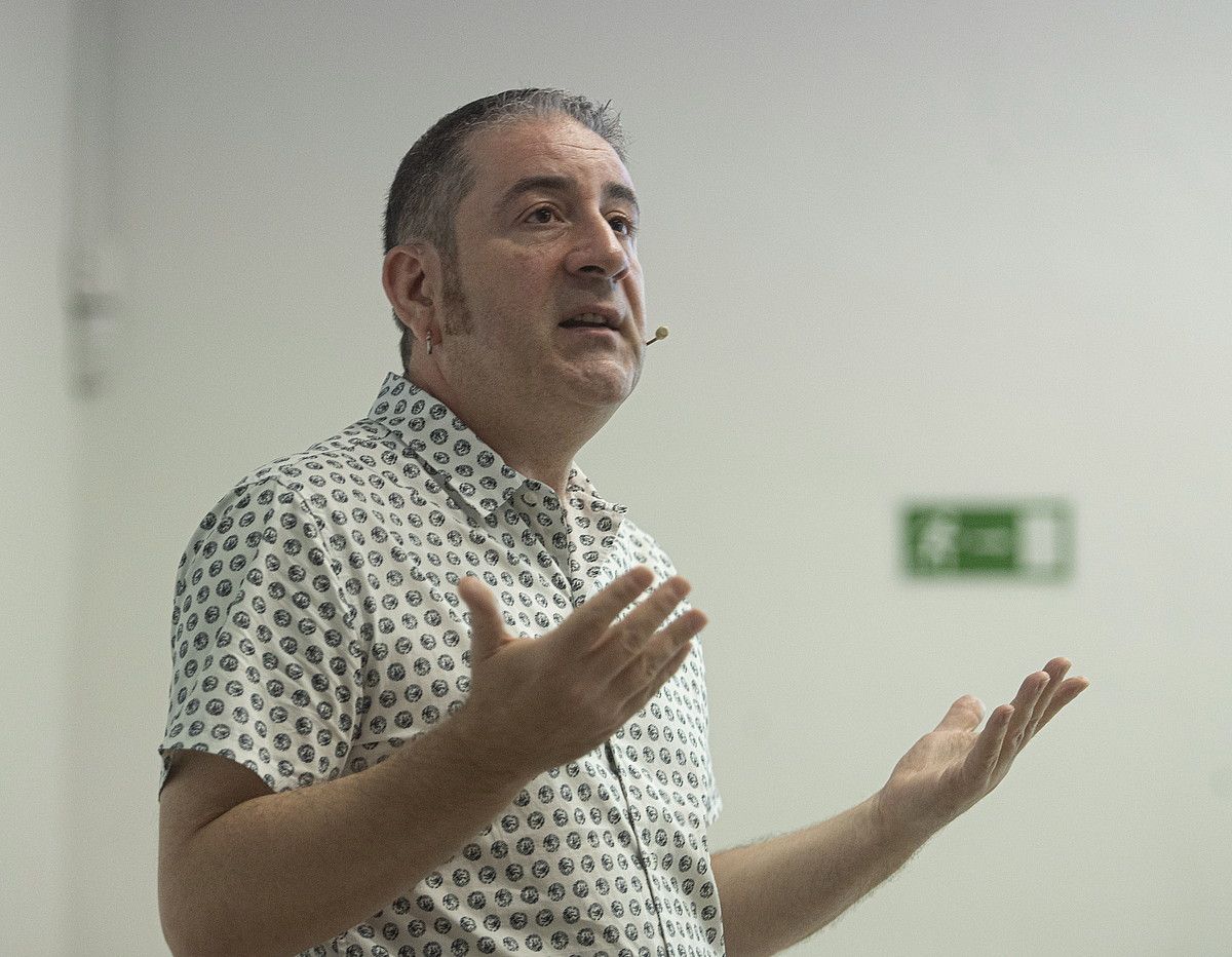Asier Larrinaga, atzo, Tabakaleran emandako hitzaldian. JON URBE / FOKU. Asier Larrinaga, atzo, Tabakaleran emandako hitzaldian. JON URBE / FOKU.