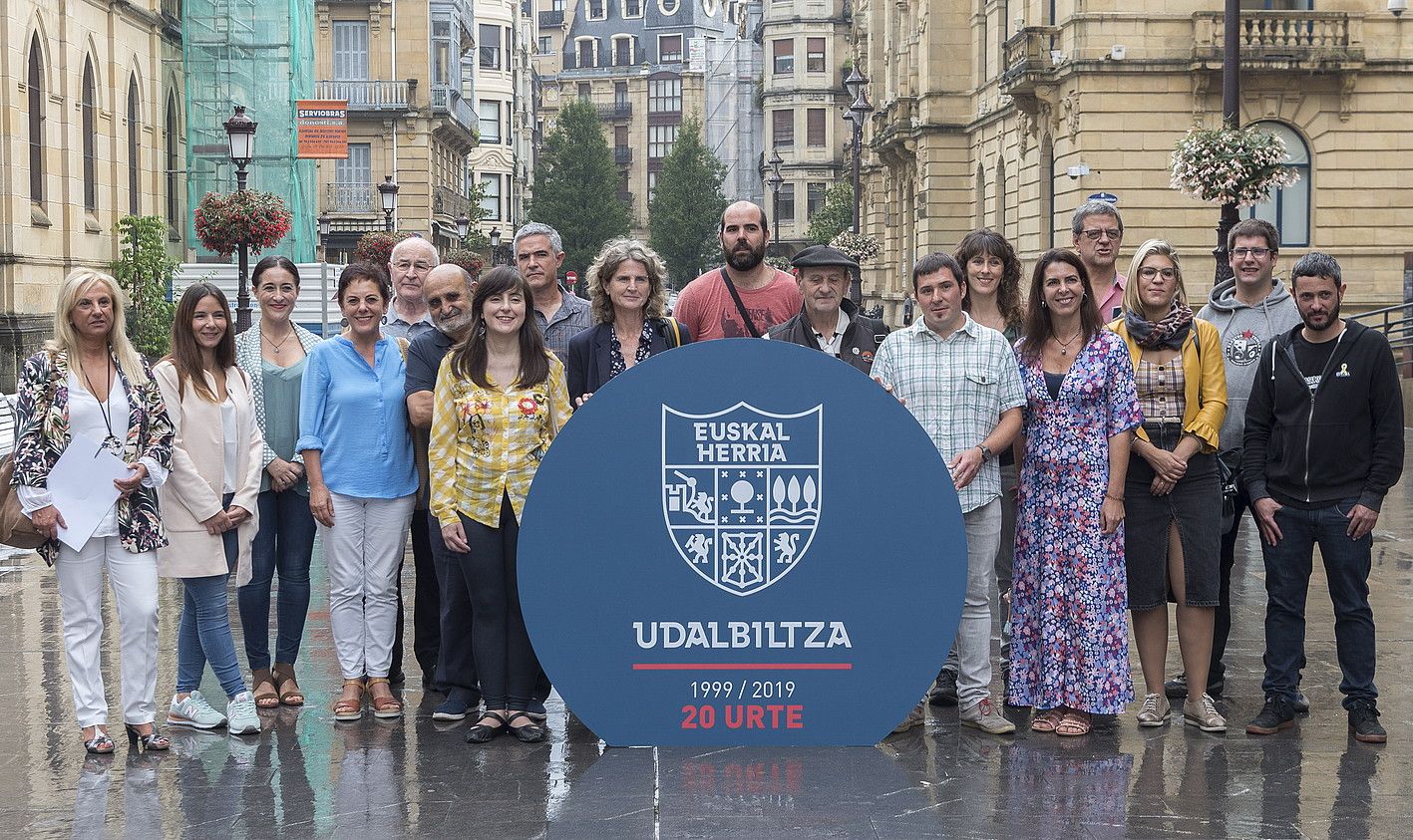 Udalbiltzako egungo kideak eta kide historikoak, atzo, Donostian. A. CANELLADA / FOKU.