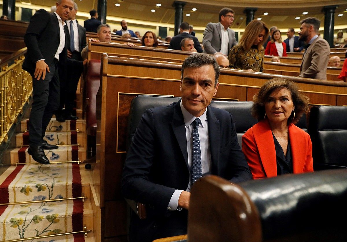 Pedro Sanchez eta Carmen Calvo Espainiako Kongresuan, atzoko saioan. BALLESTEROS / EFE.