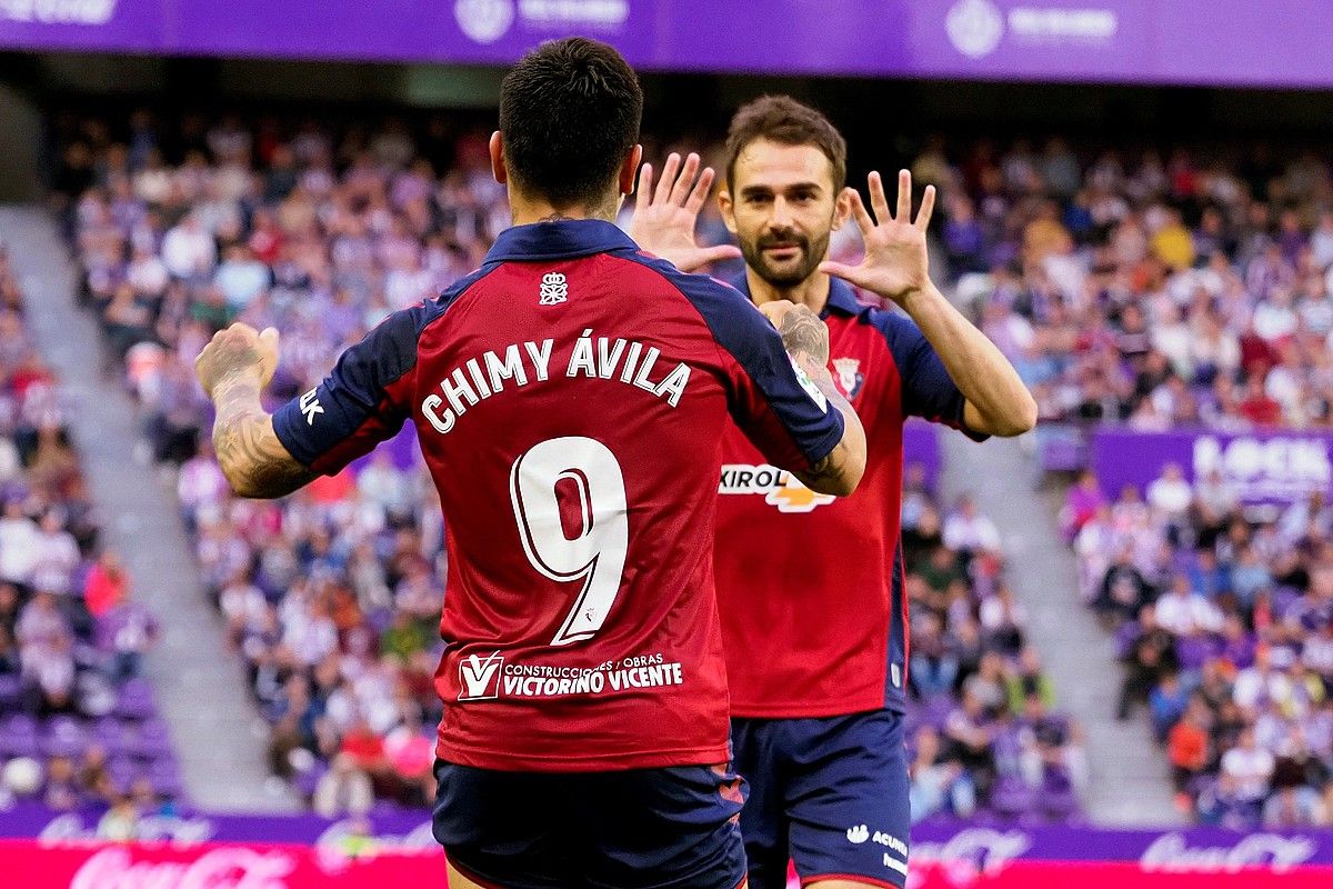 Ezequiel Avila Chimy eta Adrian Lopez, Osasunak Valladolidi sartutako gola ospatzen. R. GARCIA / EFE.