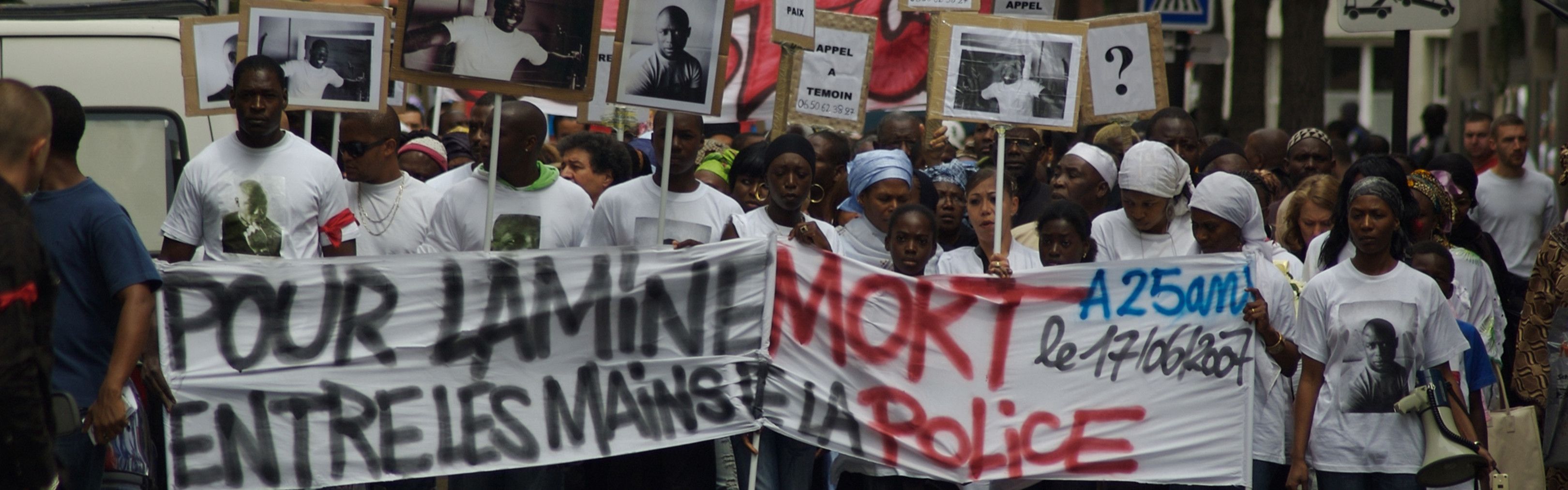 Lamine Dieng gaztearen heriotza salatzeko lehen mobilizazioetako bat. VIES VOLEES KOLEKTIBOA.