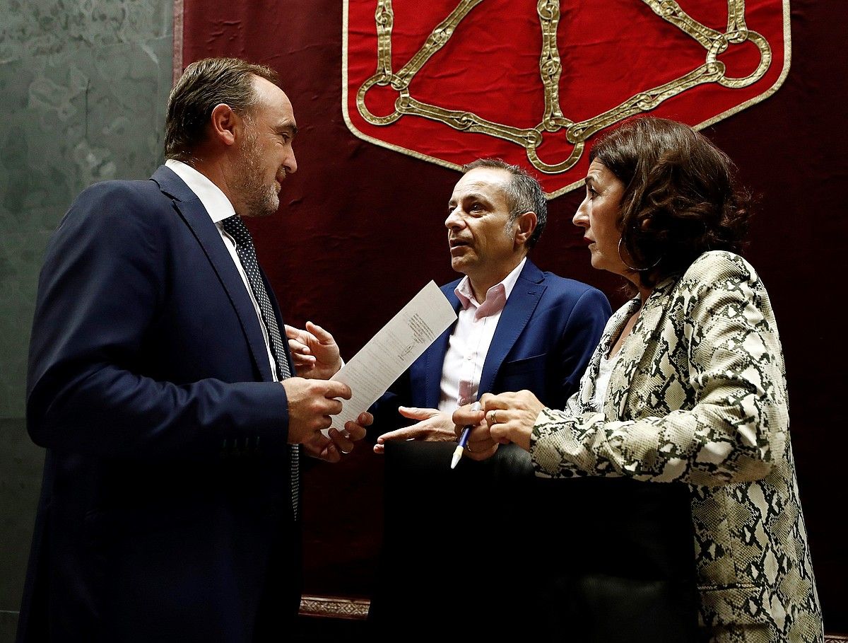 Javier Esparza, atzo, Juan Luis Sanchez eta Yolanda Ibañez taldeko parlamentariekin. Esparzak apirileko «arrakastaren formula» errepikatu nahi du. JESUS DIGES / EFE. Javier Esparza, atzo, Juan Luis Sanchez eta Yolanda Ibañez taldeko parlamentariekin. Esparzak apirileko «arrakastaren formula» errepikatu nahi du. JESUS DIGES / EFE.