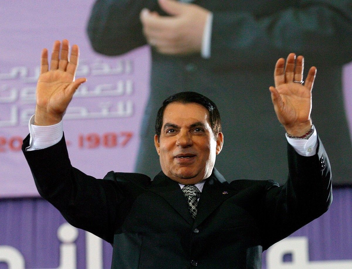 Zine El Abidine ben Ali, 2007an, Rades hiriko Olinpiar estadioan. Handik lau urtera kendu zuten boteretik. EFE. Zine El Abidine ben Ali, 2007an, Rades hiriko Olinpiar estadioan. Handik lau urtera kendu zuten boteretik. EFE.