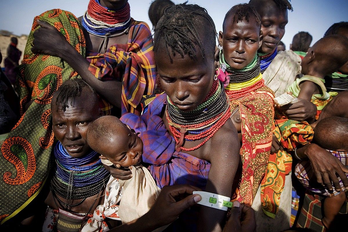 Ama talde bat euren seme-alabekin, Lodwarren (Kenia), artxiboko irudi batean. KATE HOLT / UNICEF HANDOUT / EFE.