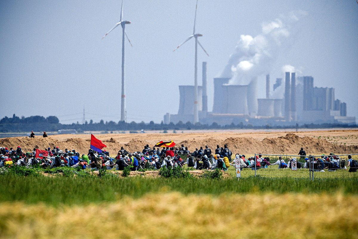 Protesta bat Renaniako ikatz meatze bateko eremuan, ekainean, Alemanian. SASCHA STEINBACH / EFE.