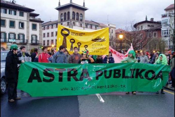 Gernikako gazte asanbladaren manifestazioa, eraikina okupatu eta bortz egunera. LEA-ARTIBAI ETA MUTRIKUKO HITZA Gernikako gazte asanbladaren manifestazioa, eraikina okupatu eta bortz egunera. LEA-ARTIBAI ETA MUTRIKUKO HITZA