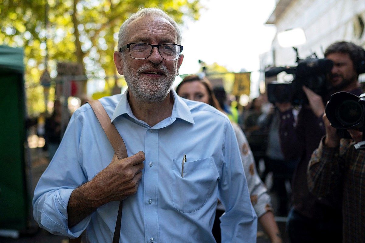 Jeremy Corbyn laboristen buruzagia, herenegun, klima larrialdiaren kontrako protesta batean, Londresen. WILL OLIVER / EFE. Jeremy Corbyn laboristen buruzagia, herenegun, klima larrialdiaren kontrako protesta batean, Londresen. WILL OLIVER / EFE.