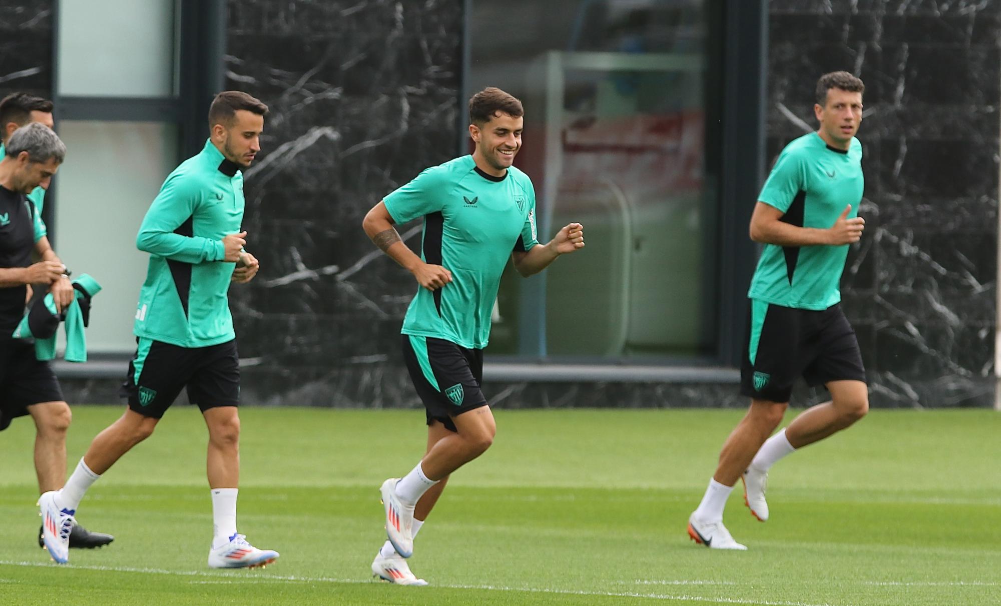 Beñat Prados —erdikoa— Lezaman entrenatzen. OSKAR MATXIN EDESA / FOKU