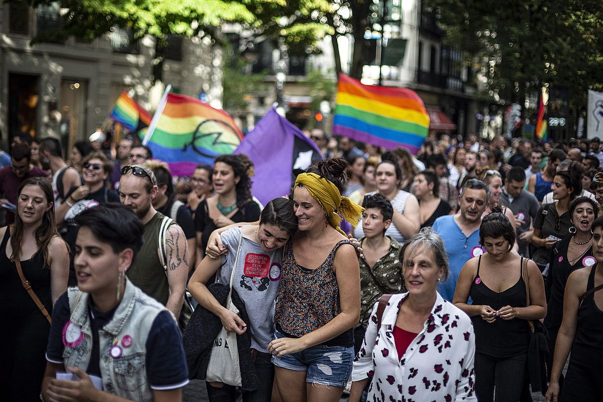 Jai giroan eta aldarrikapenen oihu artean egin zuten manifestazioa, atzo, Bilboko kaleetan. ARITZ LOIOLA / FOKU.