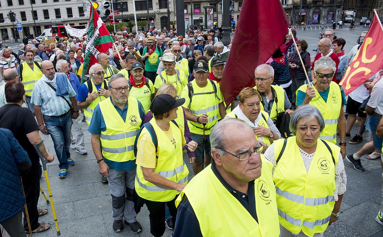 Errenta duinen aldeko martxa egingo duten 30 pentsiodunak Arriaga plazatik abiatu ziren atzo Madrilera bidean. Jendearen babesa izan zuten. LUIS JAUREGIALTZO / FOKU.