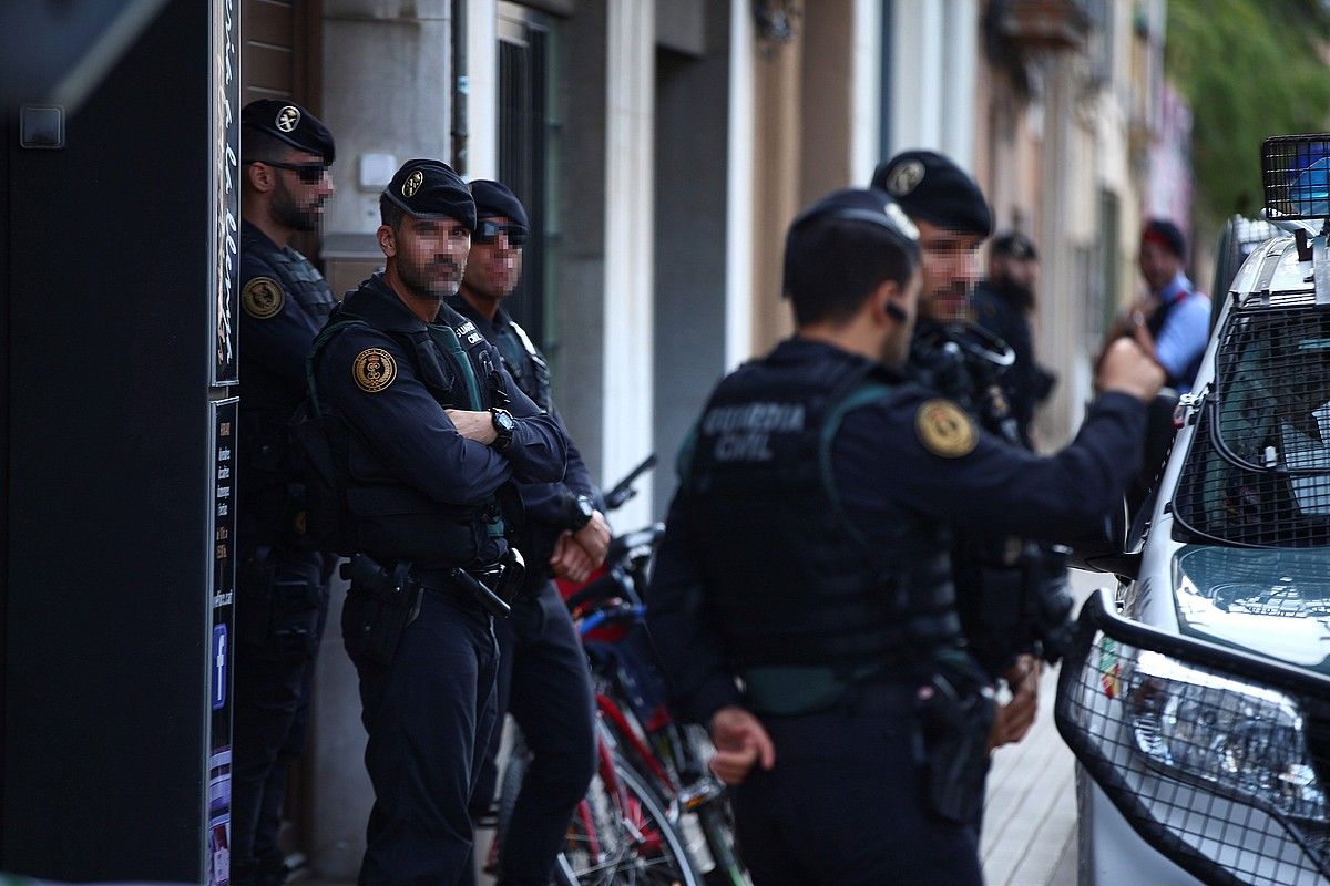 Kataluniako hainbat herritan egin zituen atxiloketak Guardia Zibilak Auzitegi Nazionalaren aginduz. ENRIC FONCUBERTA / EFE.