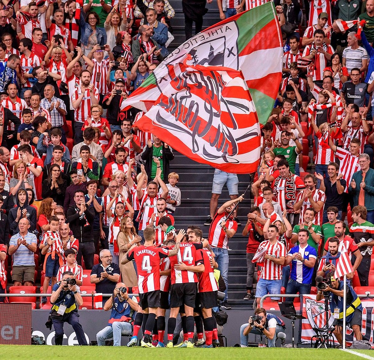 Athleticeko jokalariak, Alavesi sartutako lehen gola ospatzen. JAVIER ZORRILLA / EFE.