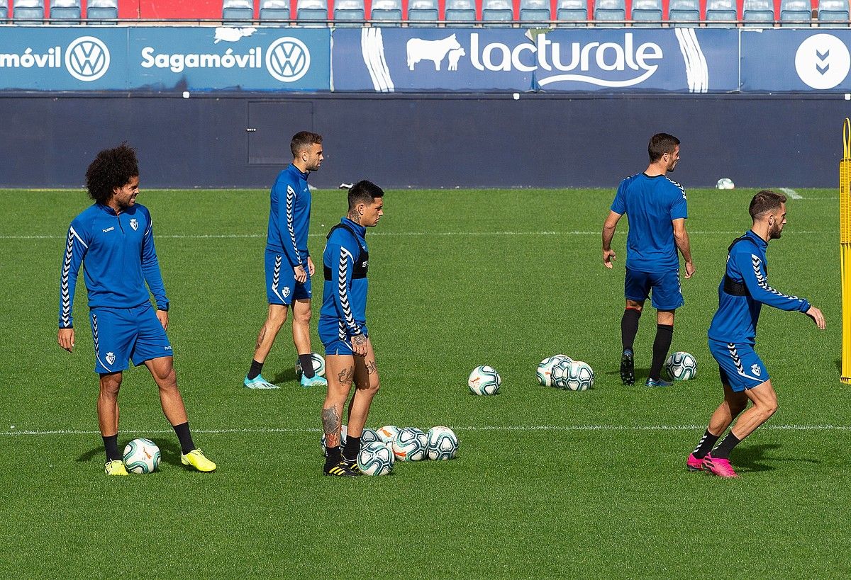 Aridane Hernandez, Rober Ibañez, Chimy Avila, Fran Merida eta Roberto Torres, atzo, Sadarren, entrenatzen. IÑAKI PORTO / EFE.