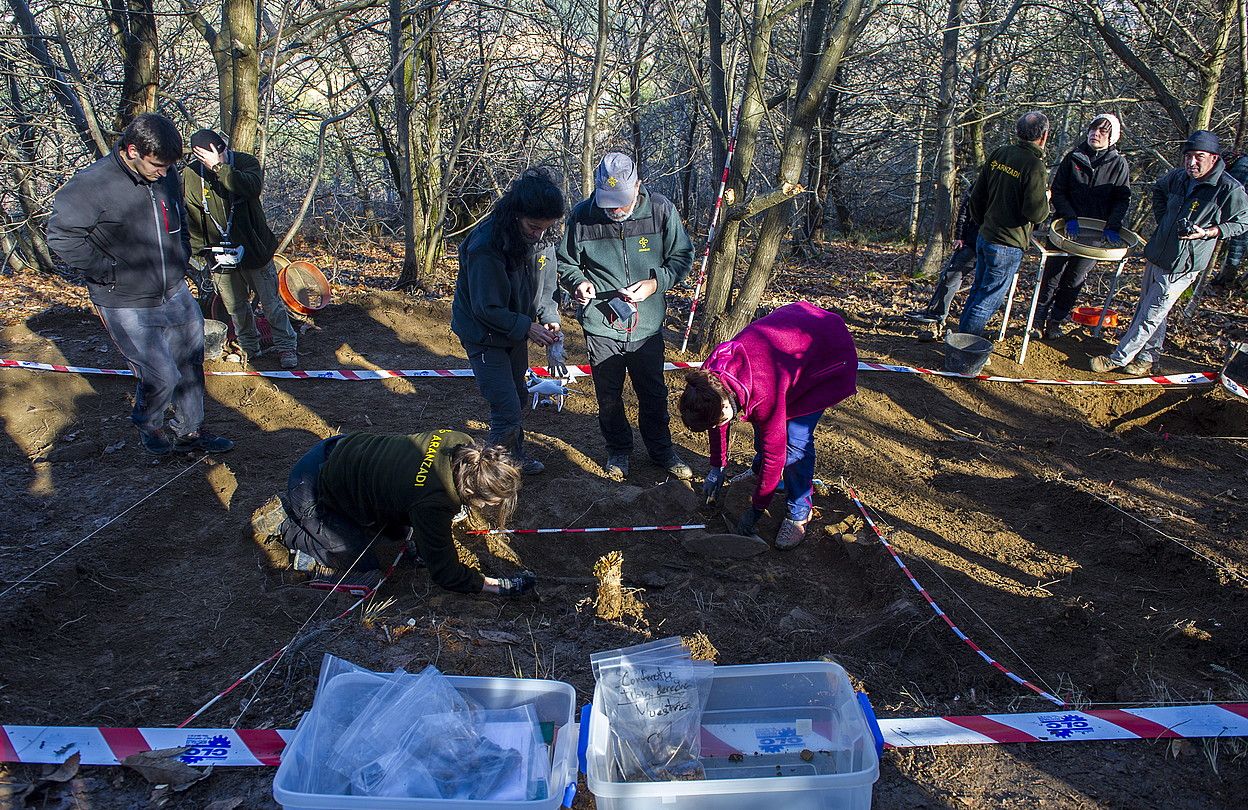 36ko gerrako borrokalari baten gorpuzkien desobiratzea, Zubietan (Gipuzkoa). MARISOL RAMIREZ / FOKU. 36ko gerrako borrokalari baten gorpuzkien desobiratzea, Zubietan (Gipuzkoa). MARISOL RAMIREZ / FOKU.