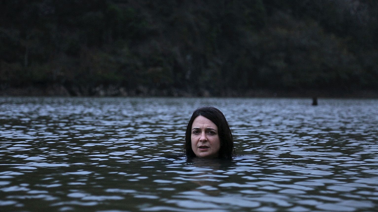 Julie Chafforten De l'autre côte filmaren fotograma bat. Ziudadelan jarri duen erakusketan ikus daiteke. MAPAMUNDITARRAK.