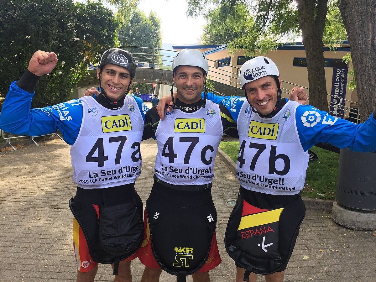 Joan Crespo, David Llorente eta Samuel Hernanz, garaipena ospatzen atzo. RFEP.