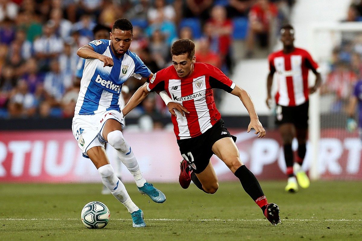 Youssef En-Nesyri eta Iñigo Cordoba, lehian, atzo, Butarquen. SEBASTIAN MARISCAL / EFE.