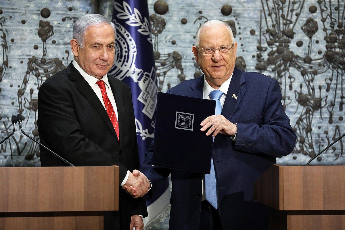 Netanyahu eta Rivlin, atzo, agerraldi bateratua egiten. ABIR SULTAN / EFE.