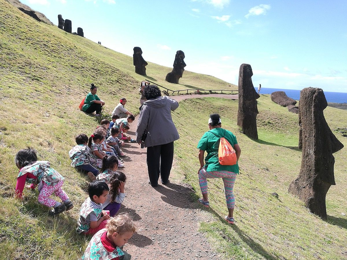 Ikasleak moai estatua erraldoiak bisitatzen. URTZI URRUTIKOETXEA. Ikasleak moai estatua erraldoiak bisitatzen. URTZI URRUTIKOETXEA.