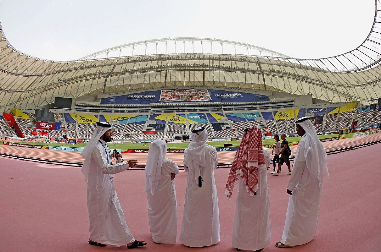 Qatarko gizonezko batzuk, atzo, Dohako Kalifa estadioan. LAVANDEIRA JR / EFE.