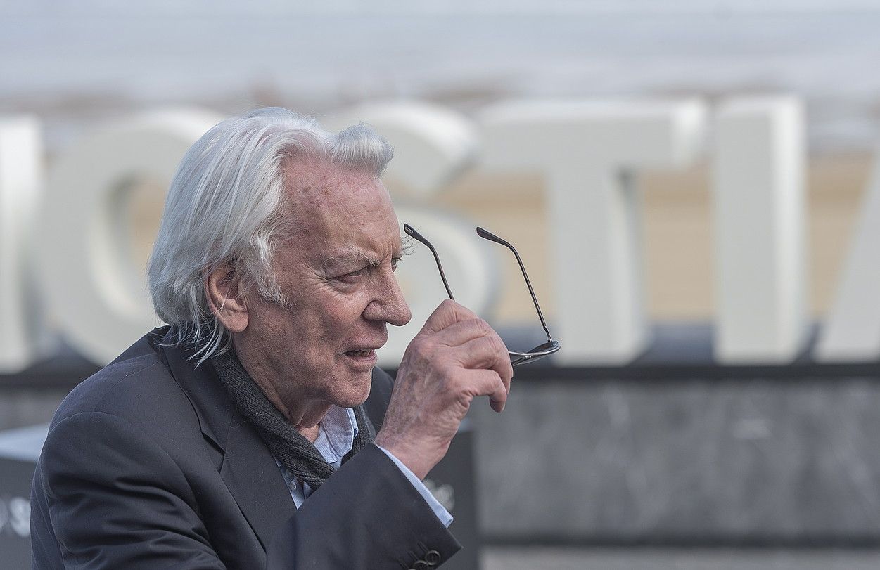 Donald Sutherland aktorea, atzo goizean, prentsaren aurrean agertu aurretik, Donostiako Zinemaldian. ANDONI CANELLADA / FOKU.