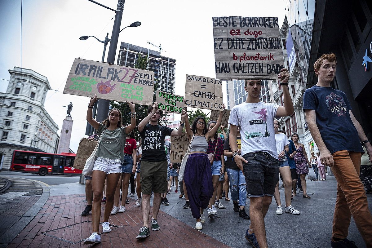 Gazte talde baten protesta, aurreko astean, Bilbon. ARITZ LOIOLA / FOKU. Gazte talde baten protesta, aurreko astean, Bilbon. ARITZ LOIOLA / FOKU.