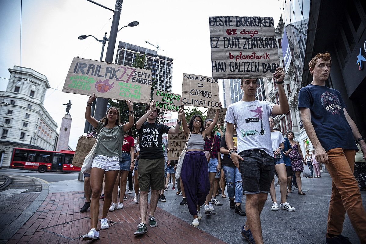 Gazte talde baten protesta, aurreko astean, Bilbon. ARITZ LOIOLA / FOKU.