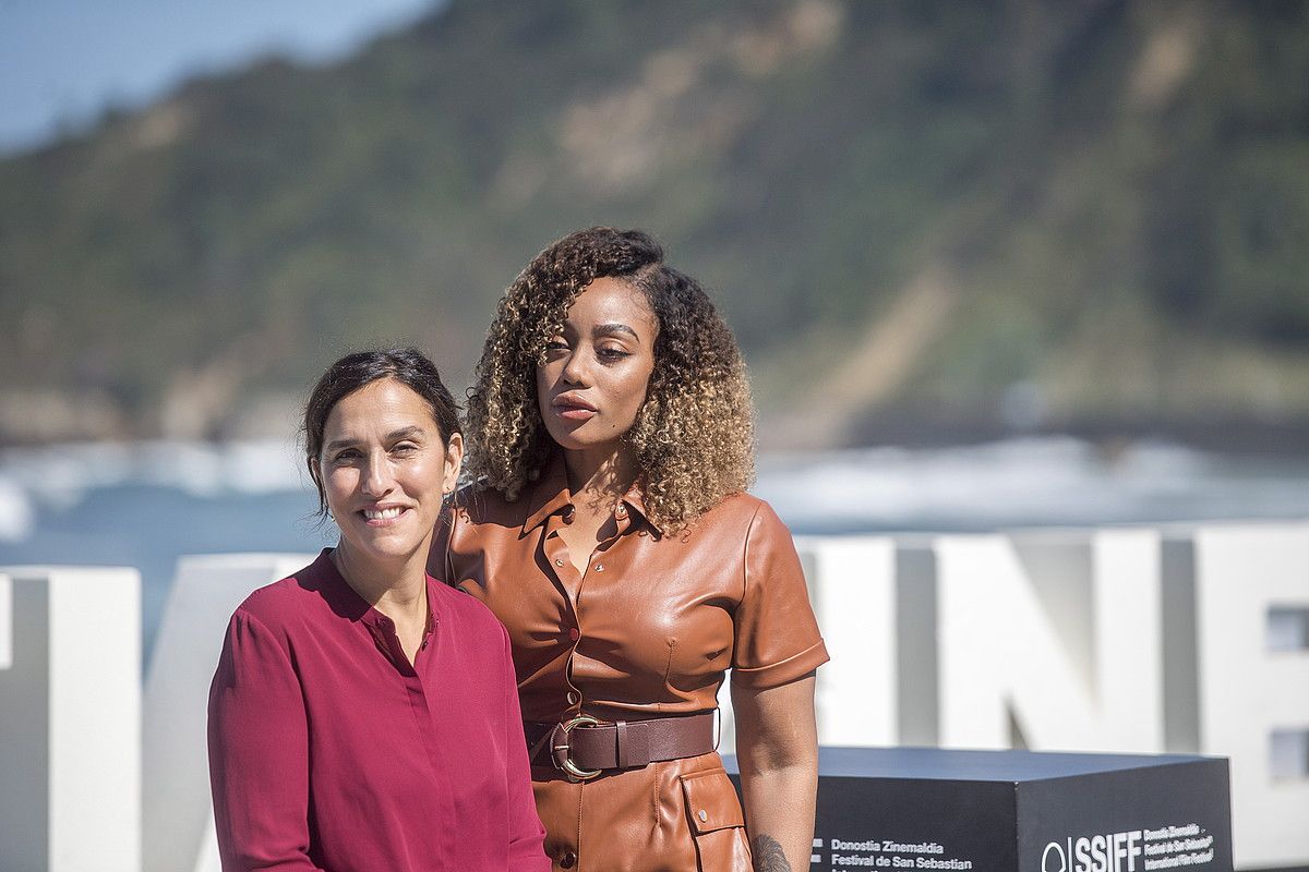 Sarah Gavron eta Theresa Ikoko, Rocks filmaren zuzendaria eta gidoilaria, hurrenez hurren, atzo, Donostian. GORKA RUBIO / FOKU. Sarah Gavron eta Theresa Ikoko, Rocks filmaren zuzendaria eta gidoilaria, hurrenez hurren, atzo, Donostian. GORKA RUBIO / FOKU.
