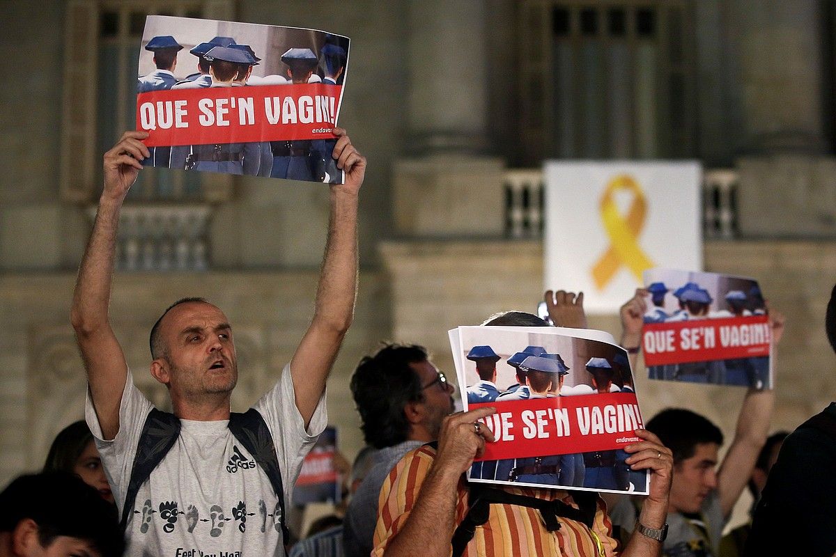 Azken atxiloketen eta kartzelatzeen kontra protesta egiteko, elkarretaratzea egin zuten Bartzelonan, atzo. QUIQUE GARCIA / EFE. Azken atxiloketen eta kartzelatzeen kontra protesta egiteko, elkarretaratzea egin zuten Bartzelonan, atzo. QUIQUE GARCIA / EFE.